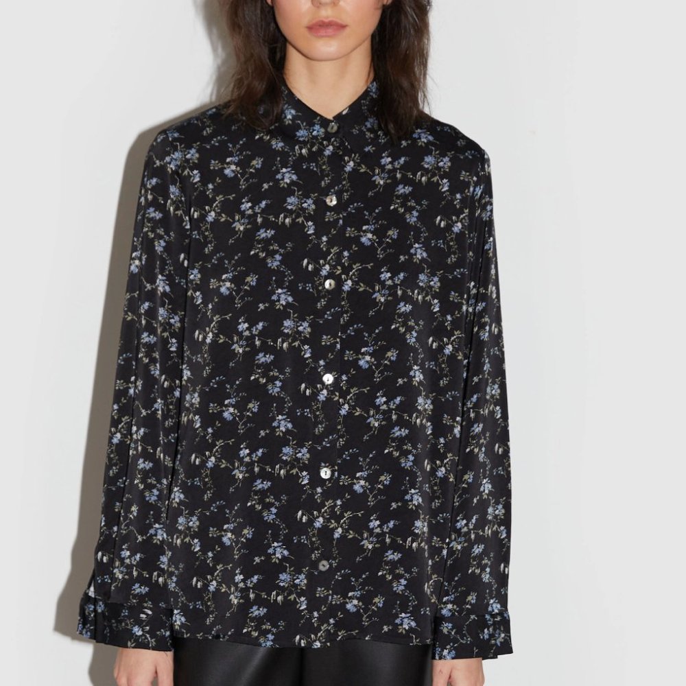 NWOT oak + fort black and blue floral SATIN BUTTON-UP BLOUSE, size xs